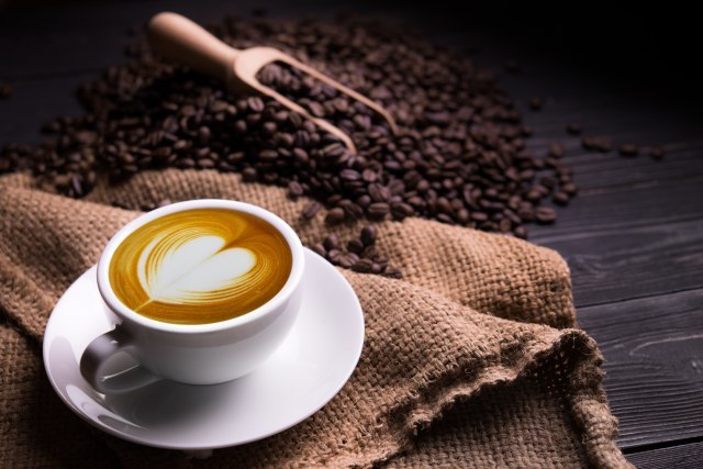 Tri stvari nikako ne stavljajte u kafu: Nutricioniskinja upozorava; 